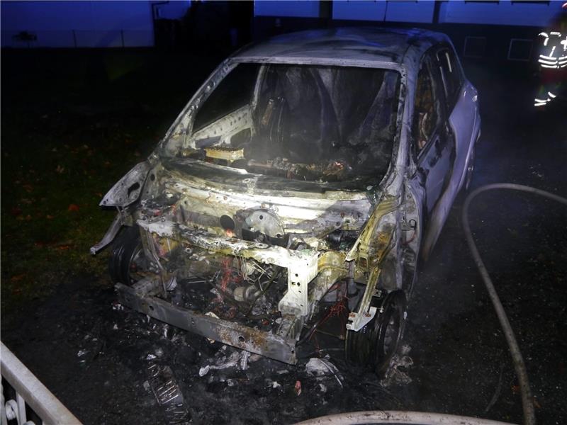 Der Pkw brannte vollständig aus. Foto: Feuerwehr Lautenthal