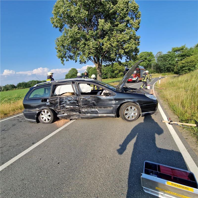 2,38 Promille: Lengder (51) kollidiert mit Baum – verletzt Der Pkw des Mannes erlitt einen wirtschaftlichen Totalschaden. Foto: Feuerwehr Wiedelah