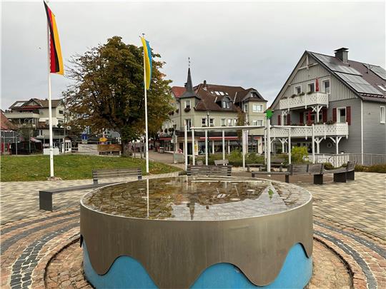 Der Platz Neue Mitte in Braunlage steht derzeit oft leer. Die Stadt bemüht sich, einen Wochenmarkt auf die Fläche zu holen. Foto: Eggers