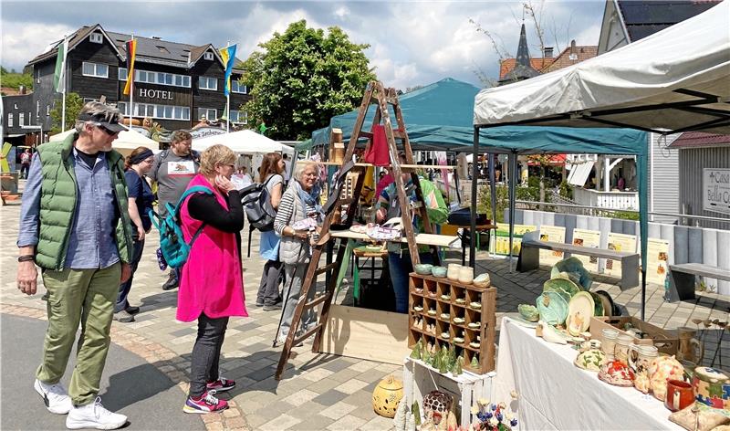 Sonne verwöhnt „Kunstharz“-Marktplatz in Braunlage Der Platz Neue Mitte ist das Herzstück von „Kunstharz“, wo der Verein Kult neben Ständen auch eine Bühne aufstellt. Fotos: Nachtweyh/Jung(2)