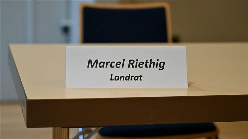 Suspendierter Göttinger Landrat will erneut kandidieren Der Platz von Riethig blieb bei der Kreistagssitzung nach seiner Suspendierung frei - in Zukunft will er ihn wieder einnehmen. (Archivbild)