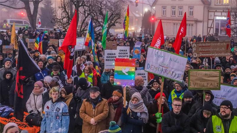 Der Platz vor dem Bündheimer Schloss ist zur Gegendemonstration sehr gut besucht. Die Polizei geht von rund 500 Menschen aus.