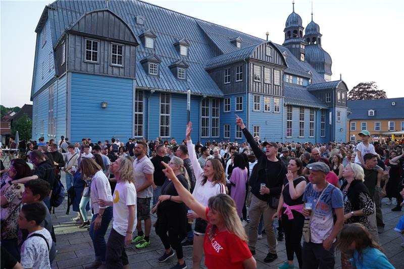 Der Platz vor der Marktkirche war am Abend voll. Die Band BBC Rock aus Fulda zog die Fest-Besucher vor die Bühne. Fotos: Bode