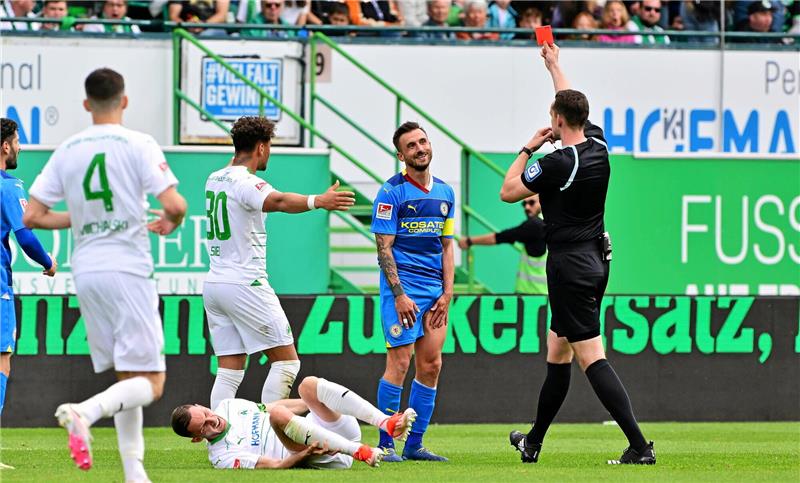 Ein Punkt für die Moral der Eintracht Der Platzverweis für Robin Krauße stellte das Spiel auf den Kopf. Foto: imago/Zink