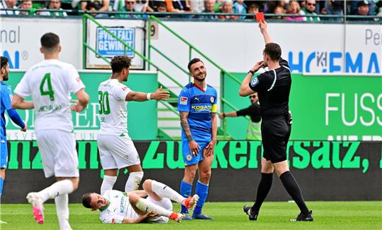 Der Platzverweis für Robin Krauße stellte das Spiel auf den Kopf. Foto: imago/Zink