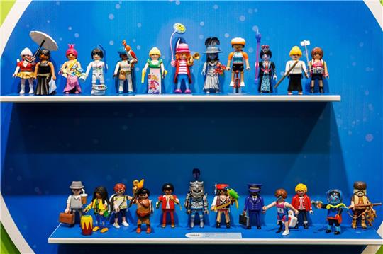 Der Playmobil-Mutterkonzern baut weltweit rund 700 Stellen ab, davon rund 370 in Deutschland.