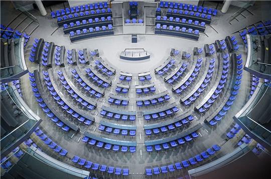 Der Plenarsaal des Bundestags: Durch Überhang- und Ausgleichsmandate ist das Parlament in den vergangenen Jahren immer weiter gewachsen.