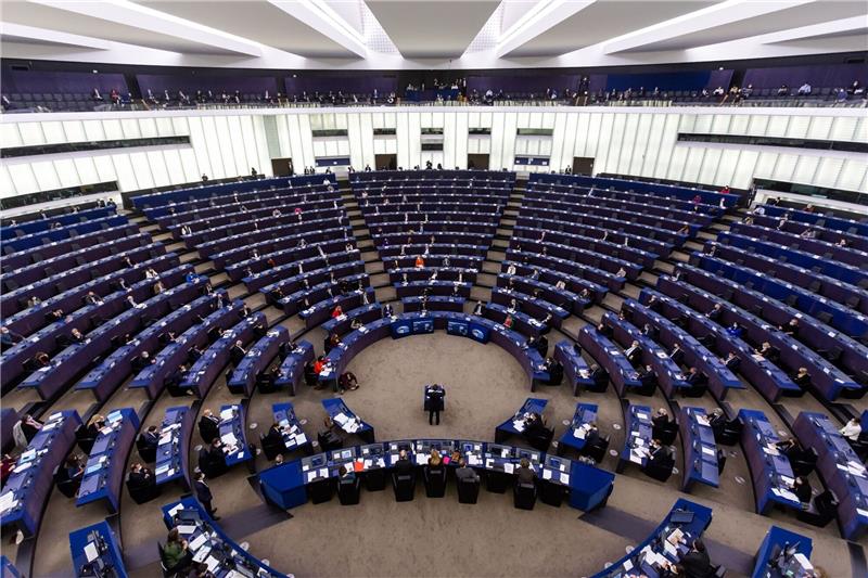 Der Plenarsaal des Europäischen Parlaments in Straßburg - hierher soll weiterhin aus Brüssel gependelt werden.