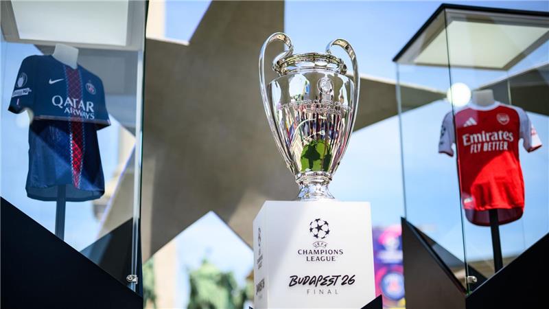 Der Pokal der Champions League steht zwischen den Trikots der Finalteams Paris Saint-Germain und FC Arsenal. 