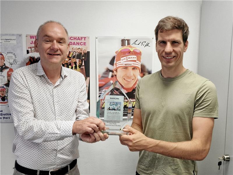Der Pokal ist endlich weitergereicht. Arnd Peiffer nimmt die Auszeichnung als „Sportler des Jahres 2019“ aus den Händen von GZ-Sportredakteur Björn Gabel entgegen Foto: Sowa
