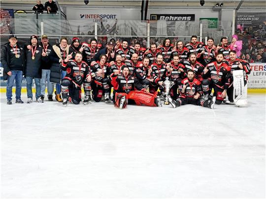 Der Pokal steht wieder in Braunlage: Die Harzer Falken lösen Vorjahresmeister ECW Sande ab und sichern sich zum dritten Mal seit dem Neustart den Titel in der Eishockey-Regionalliga Nord. Foto: Radermacher