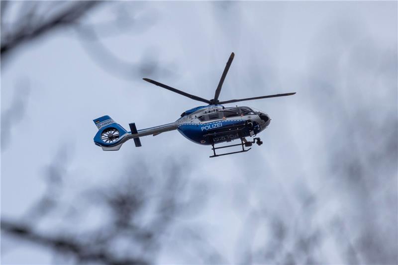 Acht Verletzte bei Angriff an Schule: Haftbefehl erlassen Der Polizei-Hubschrauber kreist über der Schule in Wuppertal.