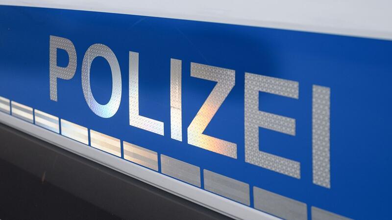 Der Polizei-Schriftzug auf einem Einsatzwagen.