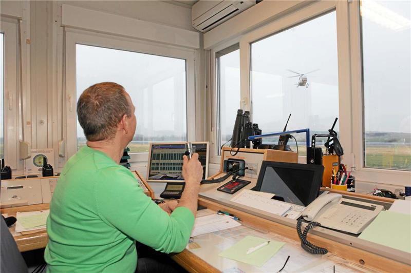 Der Polizeihubschrauber aus Magdeburg, hier im Landeanflug auf Ballenstedt, ist zur Unterstützung angefordert worden. Archivfoto: Bruns