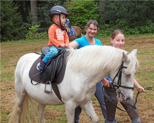 Der Ponyreiter Musikzug war mit einigen Vierbeinern vor Ort und viel Kinder ritten eine geführte Runde. Fotos: Kluge