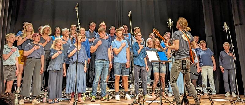 Zwei Chöre, 70 Sänger: Volles Haus im Kulturkraftwerk Der PopChor Wedding tritt mit 33 Sängern in Goslar auf. Nächstes Jahr gibt es ein Wiedersehen zum 40. Chorgeburtstag der Weddinger in Berlin. Foto: Siegl