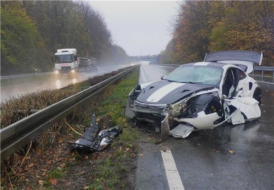 Der Porsche kam an der Schutzplanke zum Stehen. Foto: Privat