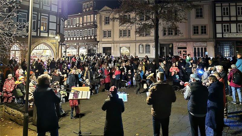 Der Posaunenchor gibt ein Konzert vor der Marktkirche.