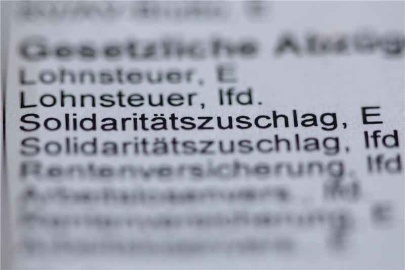 Soli endet womöglich vor dem Bundesverfassungsgericht Der Posten Solidaritätszuschlag ist auf einer Lohnabrechnung zu sehen.