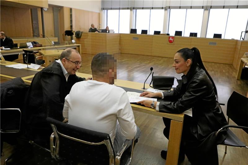 Der Posthof-Plantagen-Prozessauftakt vor dem Landgericht Braunschweig: Einer der fünf Angeklagten im Gespräch mit seinem Verteidiger und der Dolmetscherin. Foto: Neuendorf