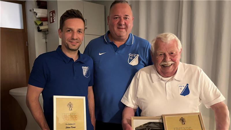 Bernd Meißner gibt nach 40 Jahren Vorsitz ab Der „Präsi“ geht reich beschenkt: Bernd Meißner übergibt das Amt des Vorsitzenden der FG Vienenburg/Wiedelah an Frank Chrzanowski (M.). Links der neue Pressewart Silvan Knoop, der für 40-jährige Mitgliedschaft geehrt wurde. Foto: Privat