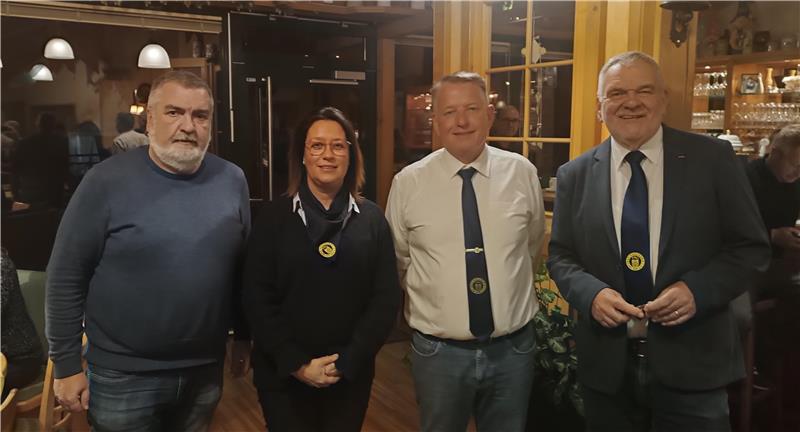 Präsidium und Schriftführer der TSG Bad Harzburg stellen sich zum Gruppenbild auf. Zu sehen sind Präsident Henning Franke und seine Stellvertreter Andreas Schrutek und Stefanie Hertrampf sowie Schriftführer Heiko Hoyndorf.