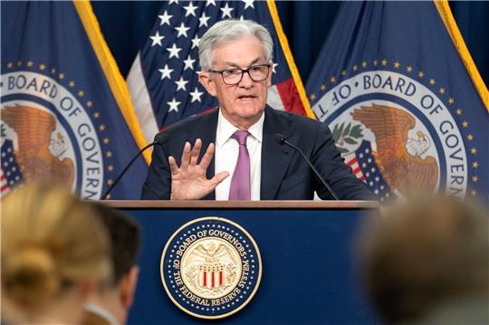 Der Präsident der US-Notenbank hat künftige Zinserhöhungen im Kampf gegen die hohe Inflation in Aussicht gestellt.