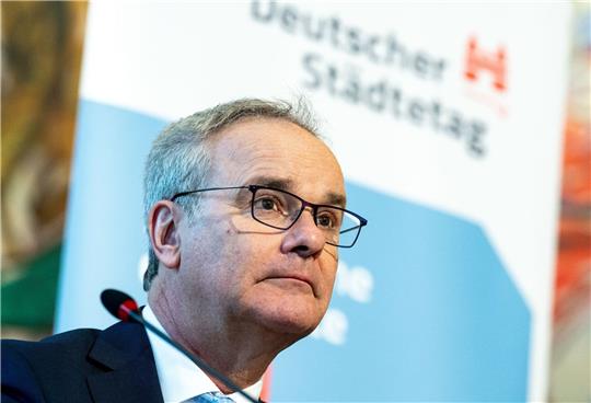 Der Präsident des Deutschen Städtetags Helmut Dedy fordert eine dauerhafte Finanzierung für die Flüchtlingsunterbringung.