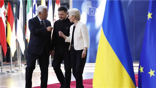 Der Präsident des Europäischen Rates, Antonio Costa (l-r), der ukrainische Präsident Wolodymyr Selenskyj und die Präsidentin der Europäischen Kommission, Ursula von der Leyen, kommen zu einem EU-Gipfel im Gebäude des Europäischen Rates an.