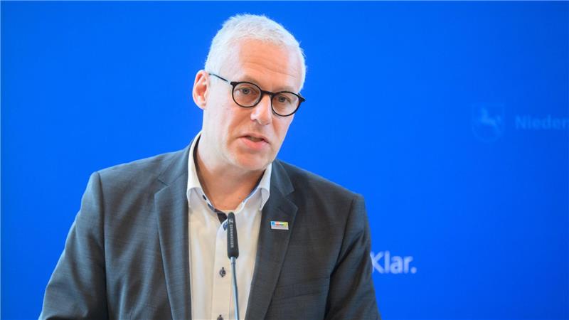 Der Präsident des Niedersächsischen Städte- und Gemeindebundes, Marco Trips, fordert spürbare Entlastungen beim Vergaberecht. (Archivbild)