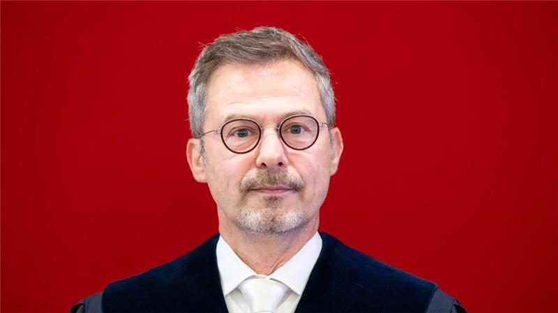 Der Präsident des Staatsgerichtshof leitet das Verfahren.