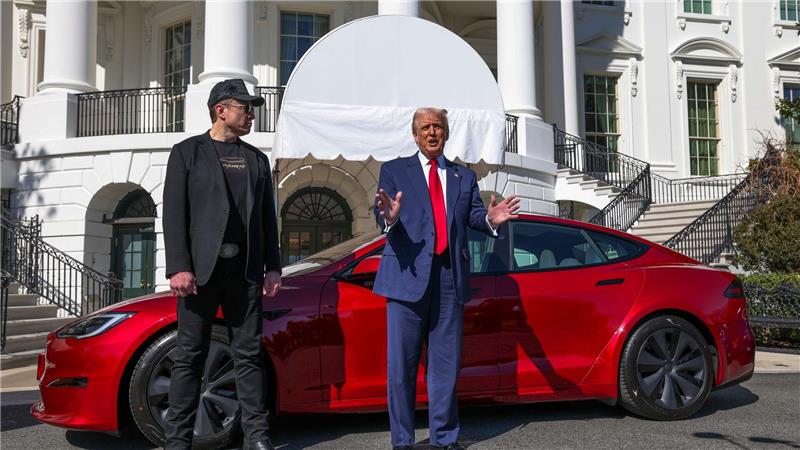 Der Präsident mach Reklame für Tesla.