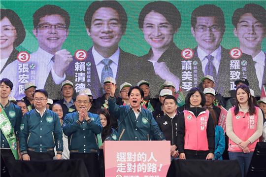 Der Präsidentschaftskandidat der taiwanischen Regierungspartei, William Lai (M), wirft Peking vor, den laufenden Wahlkampf gestört zu haben.