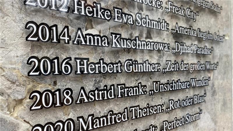 Der Preisträger-Tafel in der Bad Harzburger „Eselsohr-Gasse“ wird im kommenden Jahr ein neuer Name hinzugefügt.