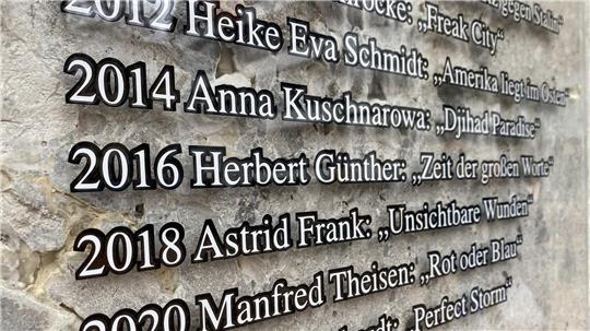 Der Preisträger-Tafel in der Bad Harzburger „Eselsohr-Gasse“ wird im kommenden Jahr ein neuer Name hinzugefügt.