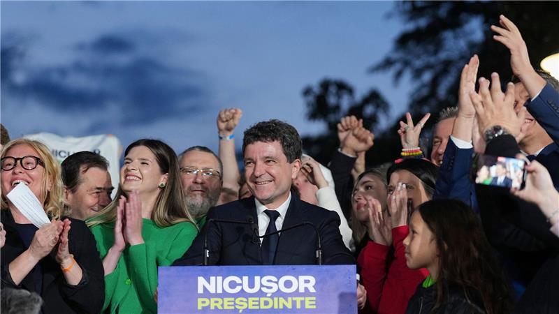 Pro-Europäer Nicusor Dan gewinnt Präsidentenwahl in Rumänien Der Pro-Europäer Nicusor Dan hat die Präsidentenwahl in Rumänien gewonnen.