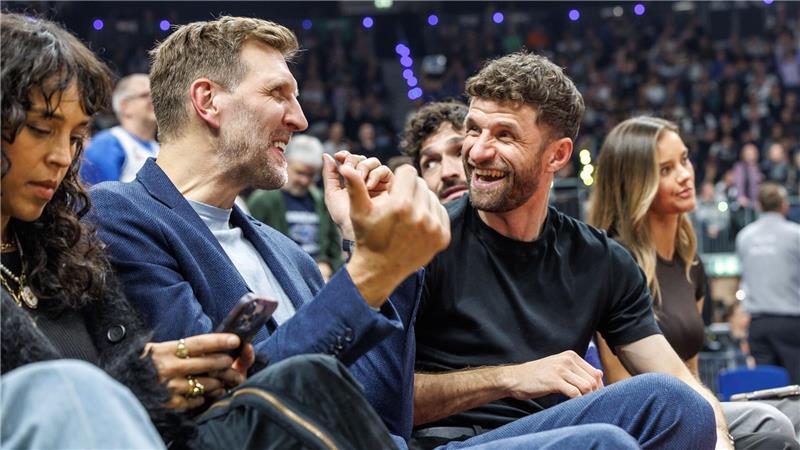 Der Promi-Faktor war gegeben: Dirk Nowitzki (l) und Thomas Müller am Spielfeldrand.