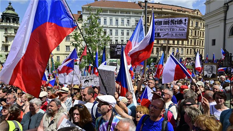 Der Protestmarsch gegen den Sudetendeutschen Tag: Die Polizei schätzt die Zahl der Demonstranten auf rund 2.500.