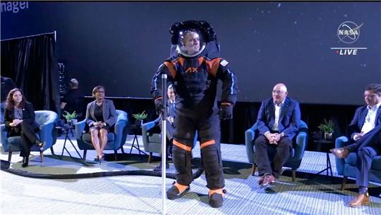 Der Prototyp eines Raumanzugs der Firma Axiom Space für die Nasa.