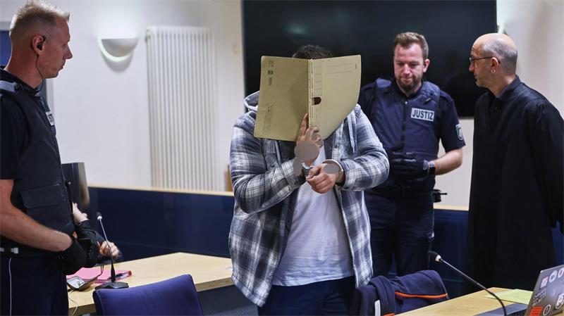 Der Prozess beginnt unerwartet. 