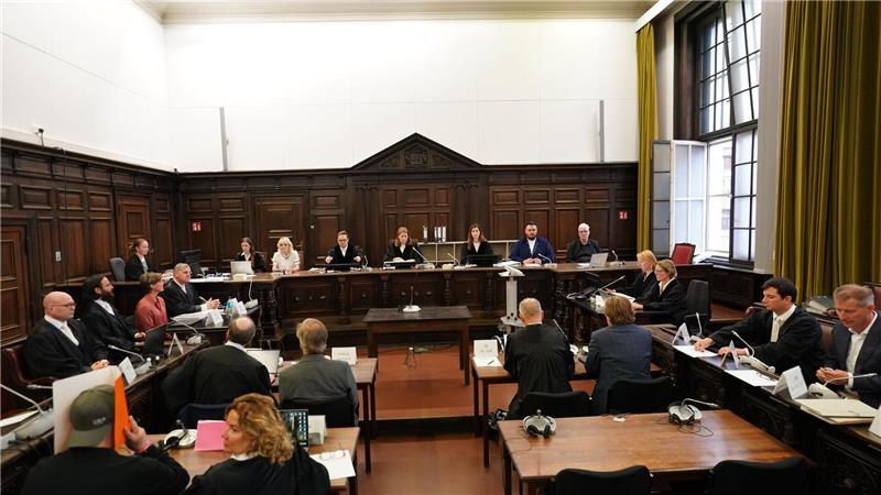 Der Prozess findet im Saal 237 statt, weil der genug Platz für so viele Zuschauer bietet.