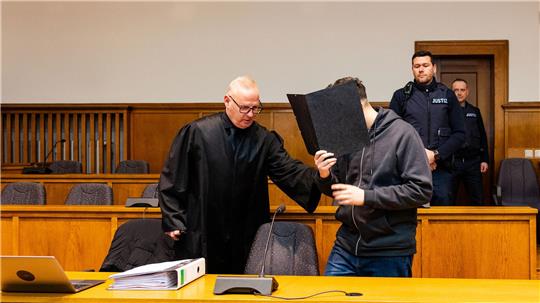 Der Prozess hat mit der Anklage und der Einlassung des Angeklagten begonnen.