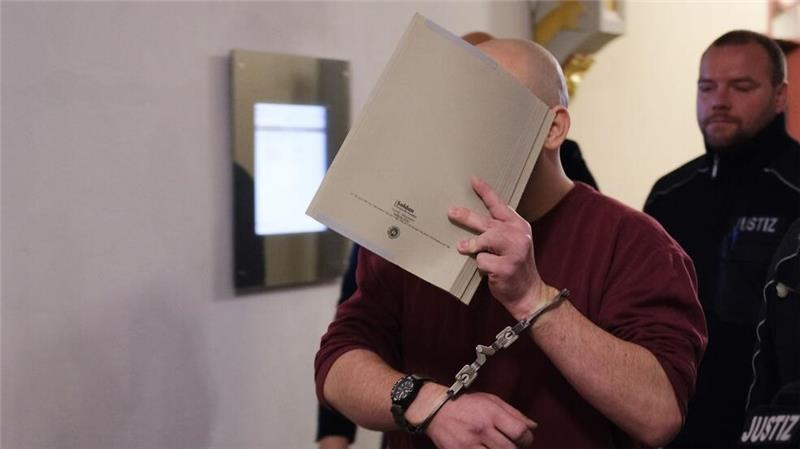 Der Prozess um den Tod einer Zweijährigen durch unterlassene Hilfeleistung hat begonnen.