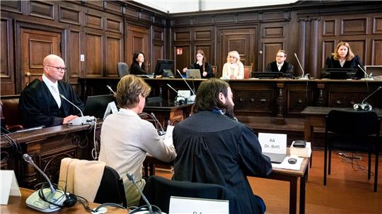 Der Prozess um die Angeklagte Block (M.l.) soll am Mittwoch in Hamburg fortgesetzt werden. (Archivbild) 