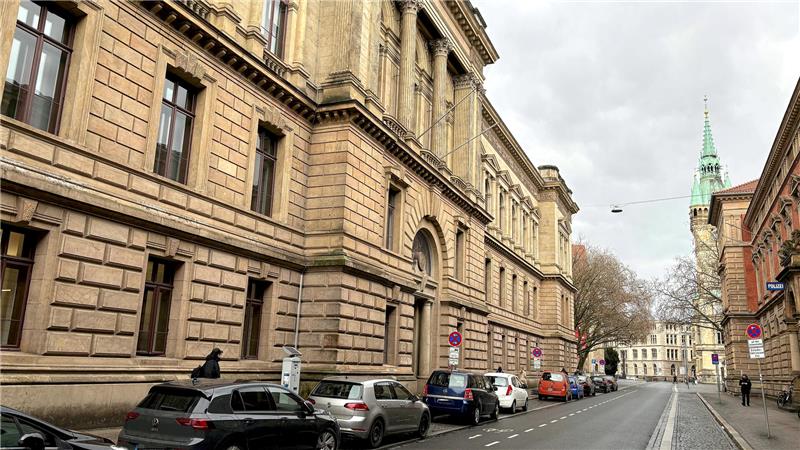 Schuldunfähig? Mann soll Bett in Harzer Pflegeheim angezündet haben Autos parken vor dem Landgericht Braunschweig.