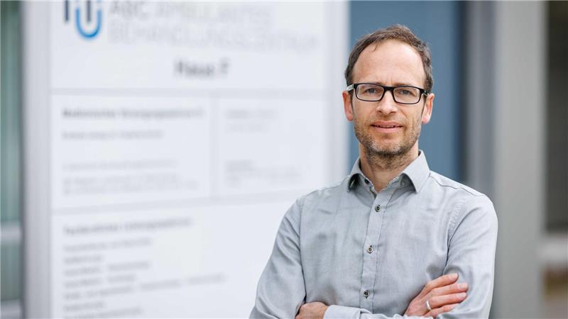 „Ich hatte keine Freunde“ - Mediensucht bei Jugendlichen Der Psychologe Philipp Martzog betreut am Klinikum Nürnberg junge Menschen mit Mediensucht.