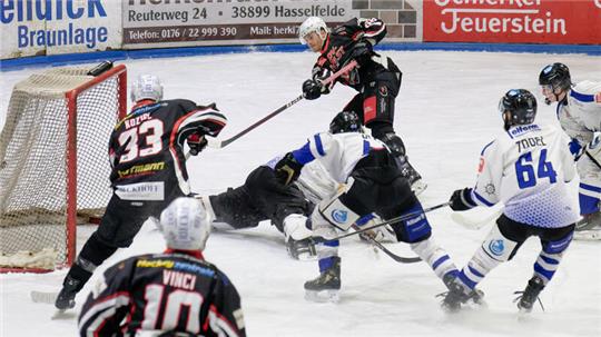 Der Puck ist im Netz: Falken-Angreifer André Gerartz (M.) überwindet nach einem sehenswerten Spielzug Timmendorfs Schlussmann Ryan Bontorin zum zwischenzeitlichen 1:1. Am Ende heißt es 3:1 für die Harzer.