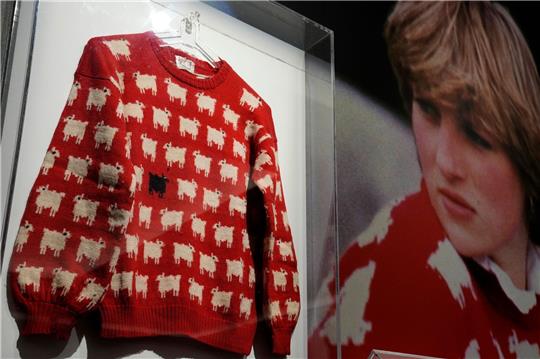 Der Pullover von Prinzessin Diana im Auktionshaus Sotheby's.