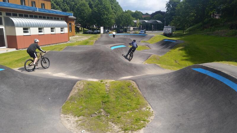 Der Pumptrack am Alten Bahnhof wird schon eifrig von Jugendlichen mit ihren Fahrrädern genutzt, obwohl er erst am Montag offiziell eröffnet wird.