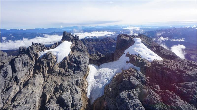 Der Puncak Jaya Gletscher ist einer der wenigen tropischen Gletscher der Welt in der indonesischen Provinz Papua.
